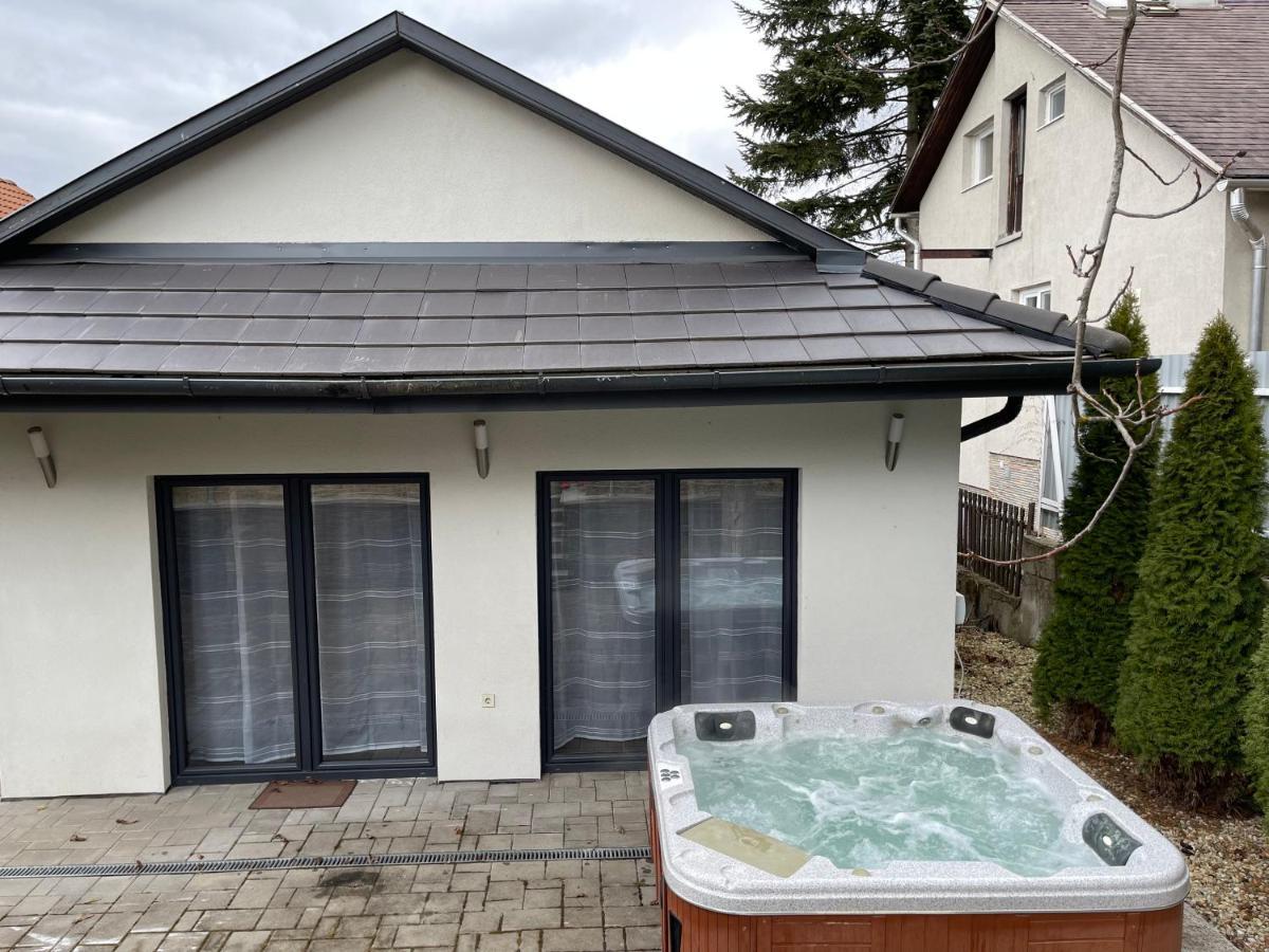 Malibu Apartman & Jacuzzi Miskolc Kültér fotó