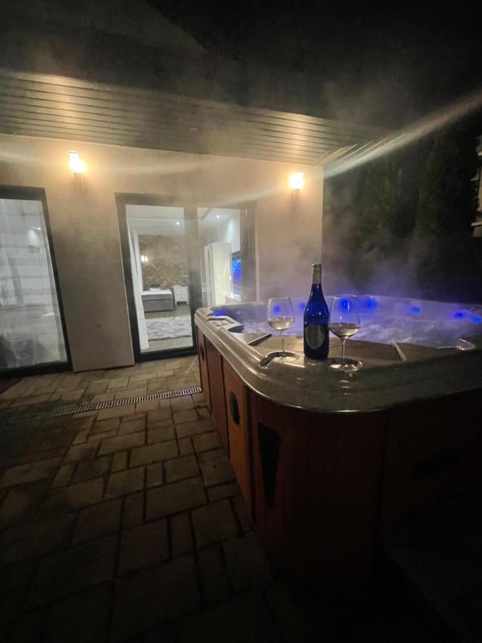 Malibu Apartman & Jacuzzi Miskolc Kültér fotó