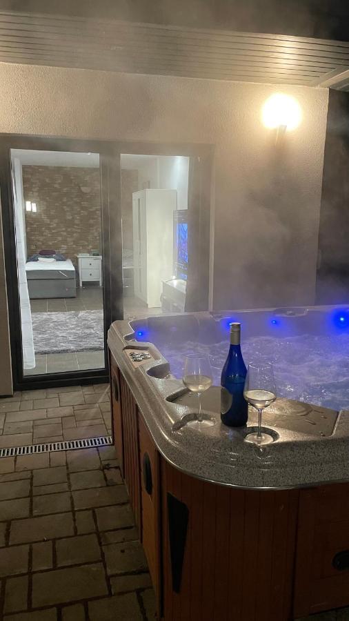 Malibu Apartman & Jacuzzi Miskolc Kültér fotó